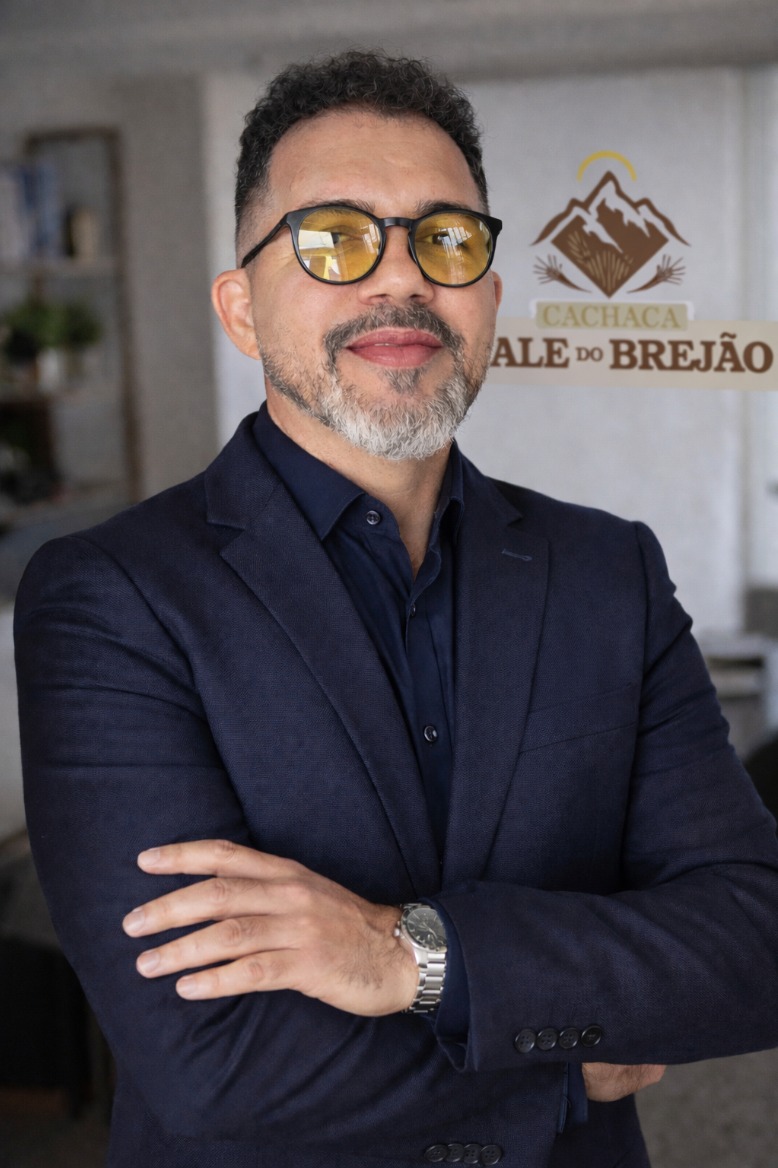 Lindomar Torres, criador do Método MARCA, ao lado da marca Cachaça Vale do Brejão